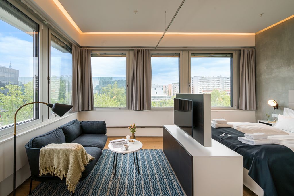 Thumb - Living with a View: Charming Accommodation on the 10th Floor of Philips Haus Vienna num - 1
