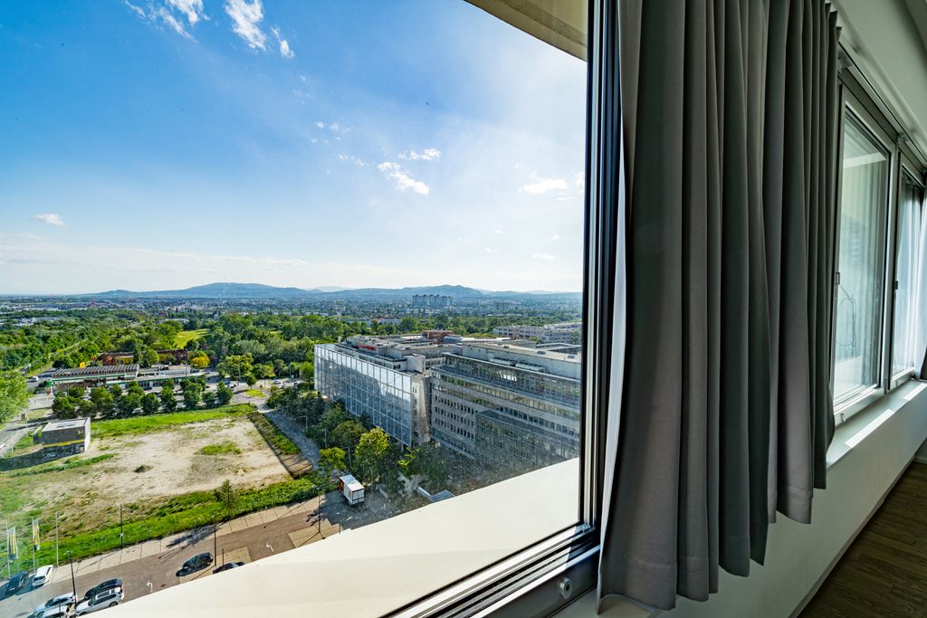 Thumb - Small but impressive - your central city spot with space for four people and ideal transport options num - 20