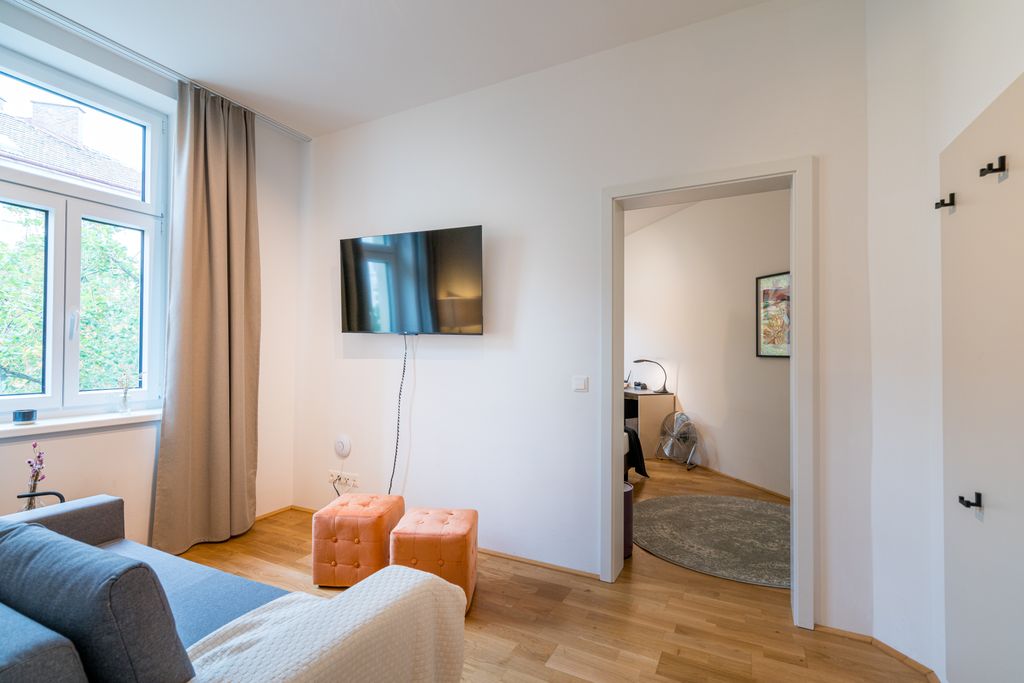 Thumb - Versatile Viennese Altbau Apartment nearby the Vienna Exhibition Center with Space for Four num - 1