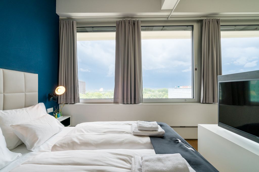 Thumb - Small but impressive - your central city spot with space for four people and ideal transport options num - 18