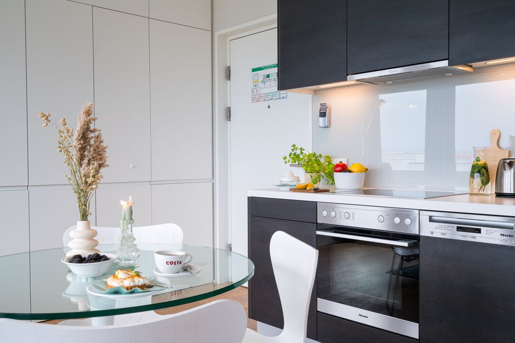 Thumb - Small but impressive - your central city spot with space for four people and ideal transport options num - 8